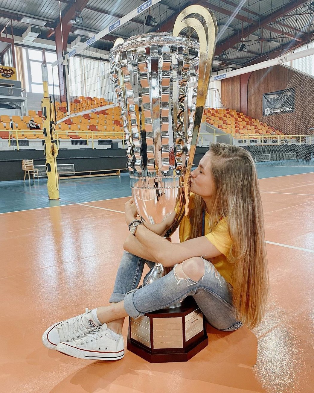 Volejbalistka Lucie Kolářová se mazlí s mistrovským pohárem.