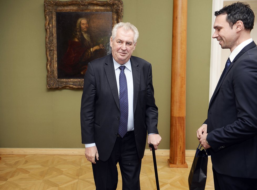 Zeman nedávno vítal Blesk na Hradě s hůlčičkou, o které říká, že je spíše kosmetickým doplňkem.