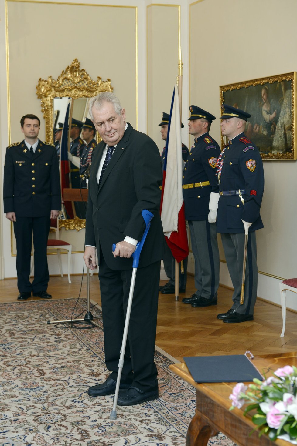 V prosinci 2013 už měl prezident jen jednu francouzskou hůl.
