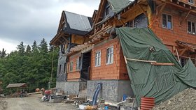 Kolářovu chatu na Slavíči sežrala dřevomorka: Staví novou, ale bez povolení