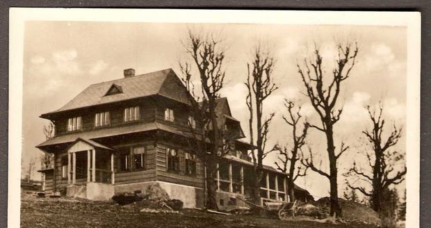 Kolářova chata vyrostla na Slavíči na místě dřevěné útulny z roku 1899. Navštěvoval ji i Petr Bezruč.
