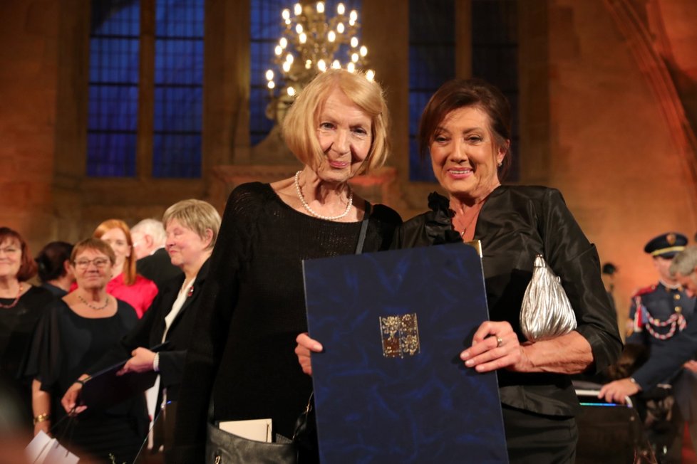 Zpěvačka Marie Rottrová a herečka Daniela Kolářová obdržely od prezidenta Petra Pavla státní vyznamenání. (28.10.2024) Zpěvačka Marie Rottrová a herečka Daniela Kolářová obdržely od prezidenta Petra Pavla státní vyznamenání. (28.10.2024)