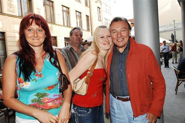 Iveta Kolářová s dcerou a Karlem Gottem