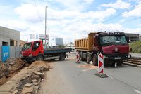 Dopravní nehoda na stavbě ve Vysočanech: Čtyři zranění po srážce dvou náklaďáků