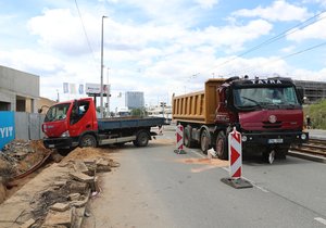 V Kolbenově ulici v Praze 9 se srazila dvě nákladní auta. Čtyři muži byli zranění. (11. červenec 2022)
