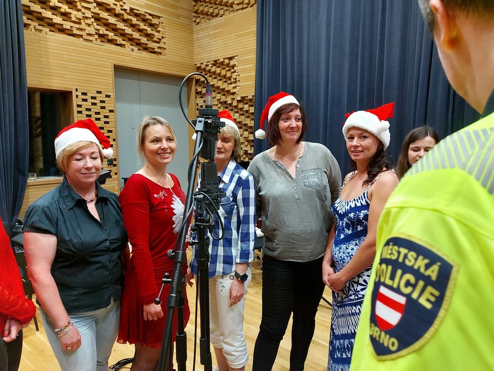 Brněnští strážníci nazpívali vánoční koledy, aby pomohli nemocným a postiženým dětem