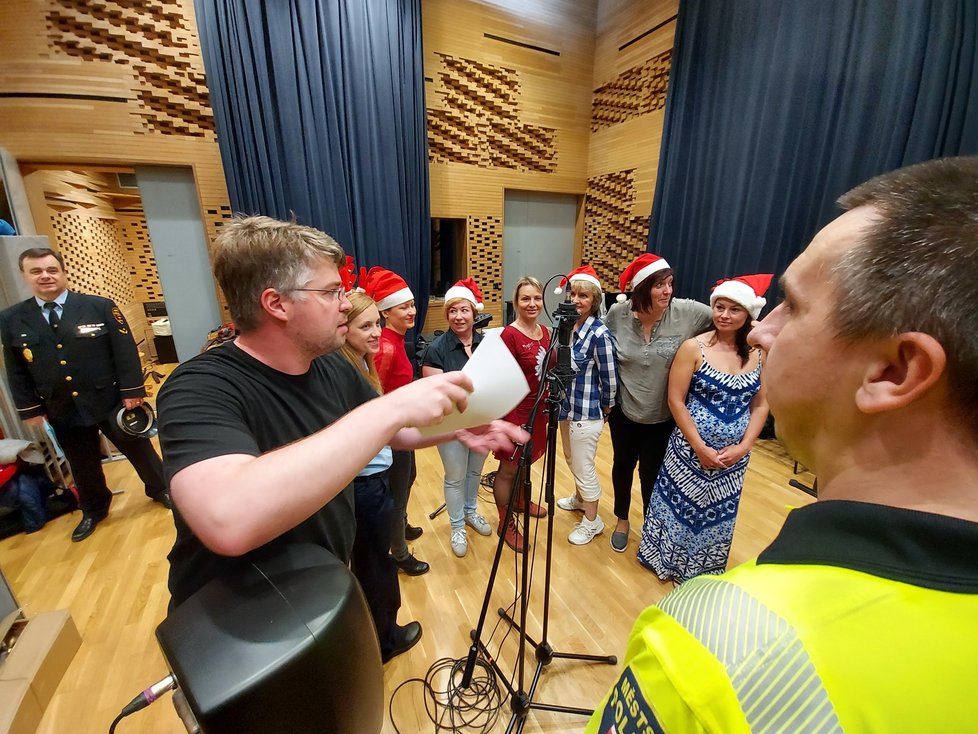 Brněnští strážníci nazpívali vánoční koledy, aby pomohli nemocným a postiženým dětem