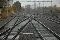 Srážka auta s vlakem na Liberecku: Dva lidé zraněni!