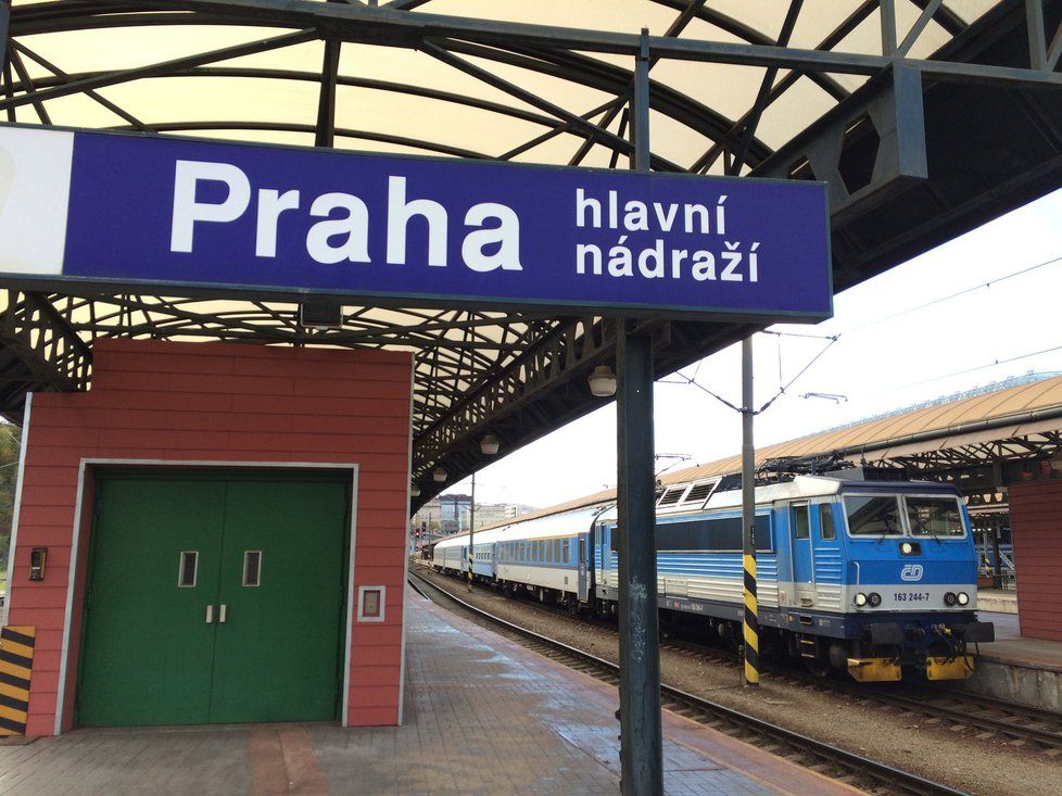 Lidé v Praze stále riskují, přecházejí koleje na hlavním nádraží.
