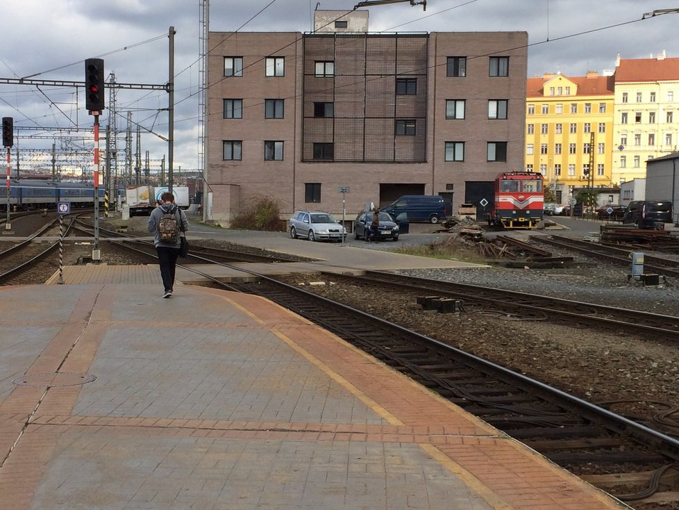 Lidé v Praze stále riskují, přecházejí koleje na hlavním nádraží.