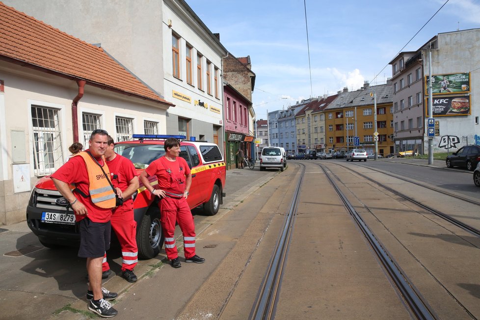 Pražský dopravní podnik musel koleje opravit.