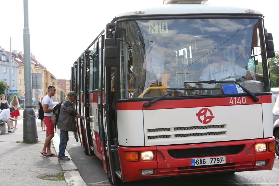 Místo tramvají nasadil DPP autobusy.