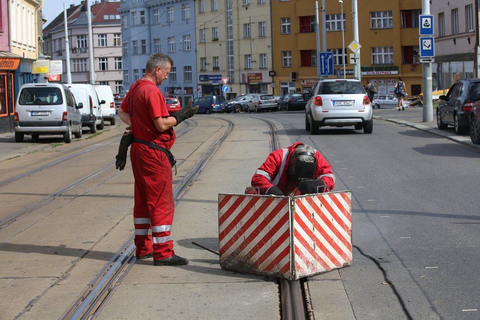Pražský dopravní podnik musel koleje opravit.