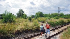 …lidé dál vstupují do kolejiště a hazardují se životem