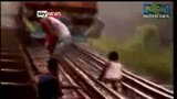 Hra na život a na smrt: Děti skáčí pod kola vlaků a natáčejí se!