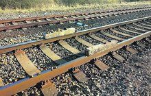 Vlak zastavily betonové sloupky na kolejích