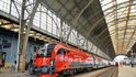 Kolejiště hlavního nádraží zastřešují prosklené ocelové obloukové konstrukce o rozpětí 33,3 metru a výšce osmnáct metrů. Pod nimi leží nástupiště číslo 1 až 4 Kolejiště hlavního nádraží zastřešují prosklené ocelové obloukové konstrukce o rozpětí 33,3 metru a výšce osmnáct metrů. Pod nimi leží nástupiště číslo 1 až 4