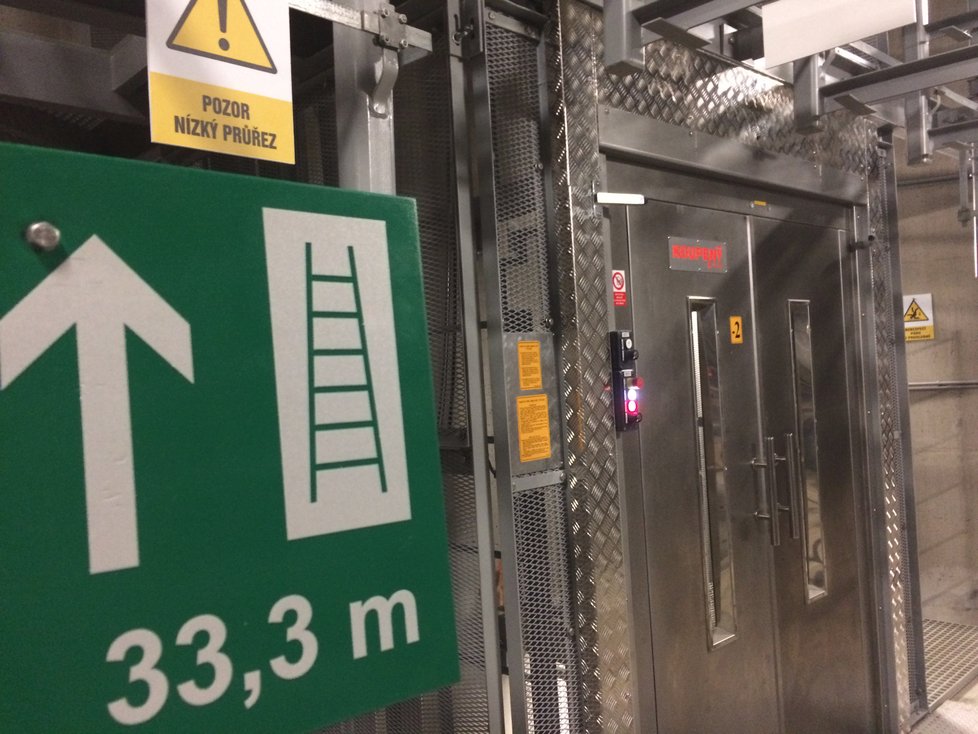 Z přístupového výtahu je na povrch přes 30 metrů. V některých místech je kolektor uložen až 38 metrů pod zemí.