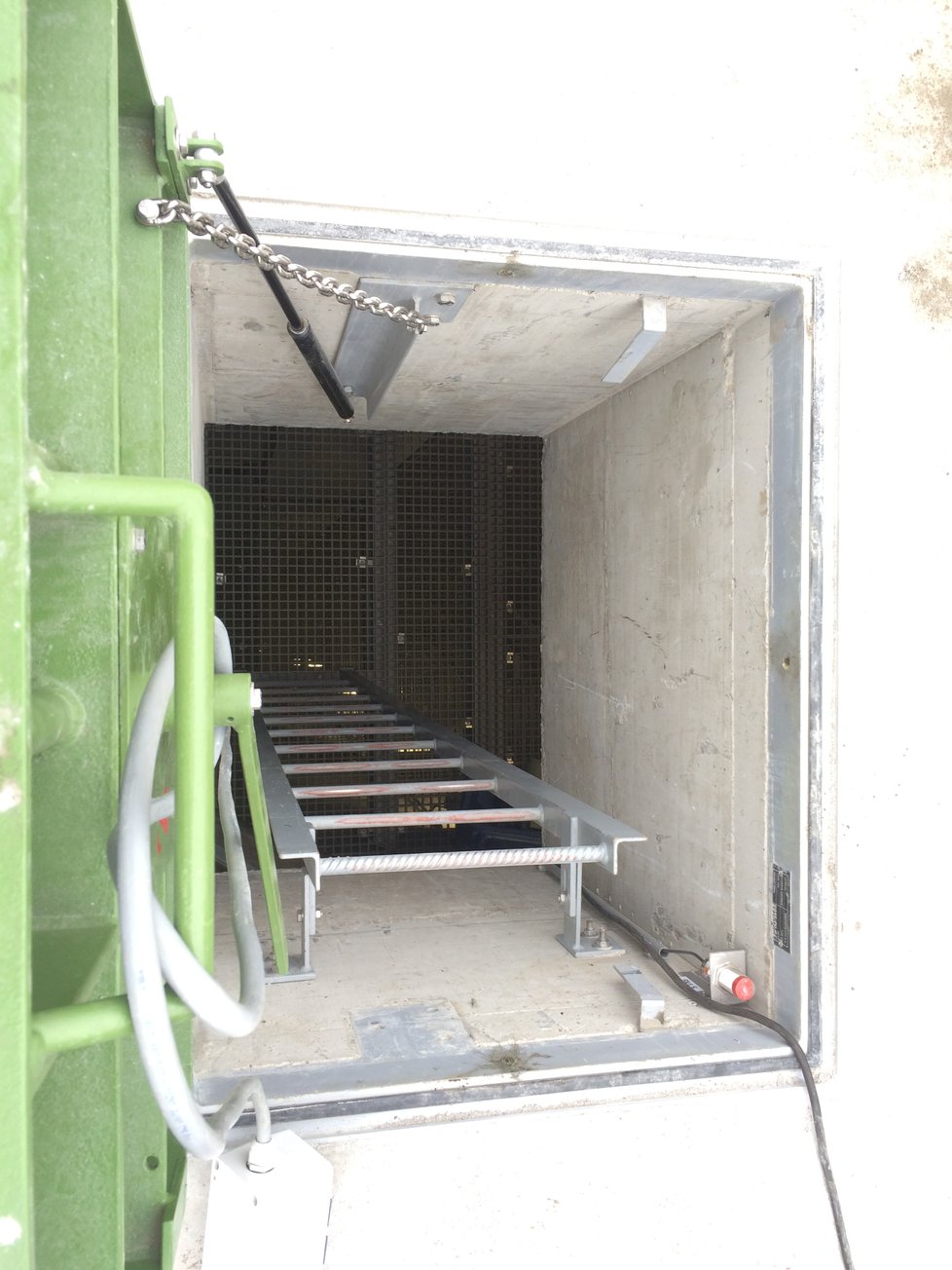 Kolektor je přístupný žebříky a výtahem.