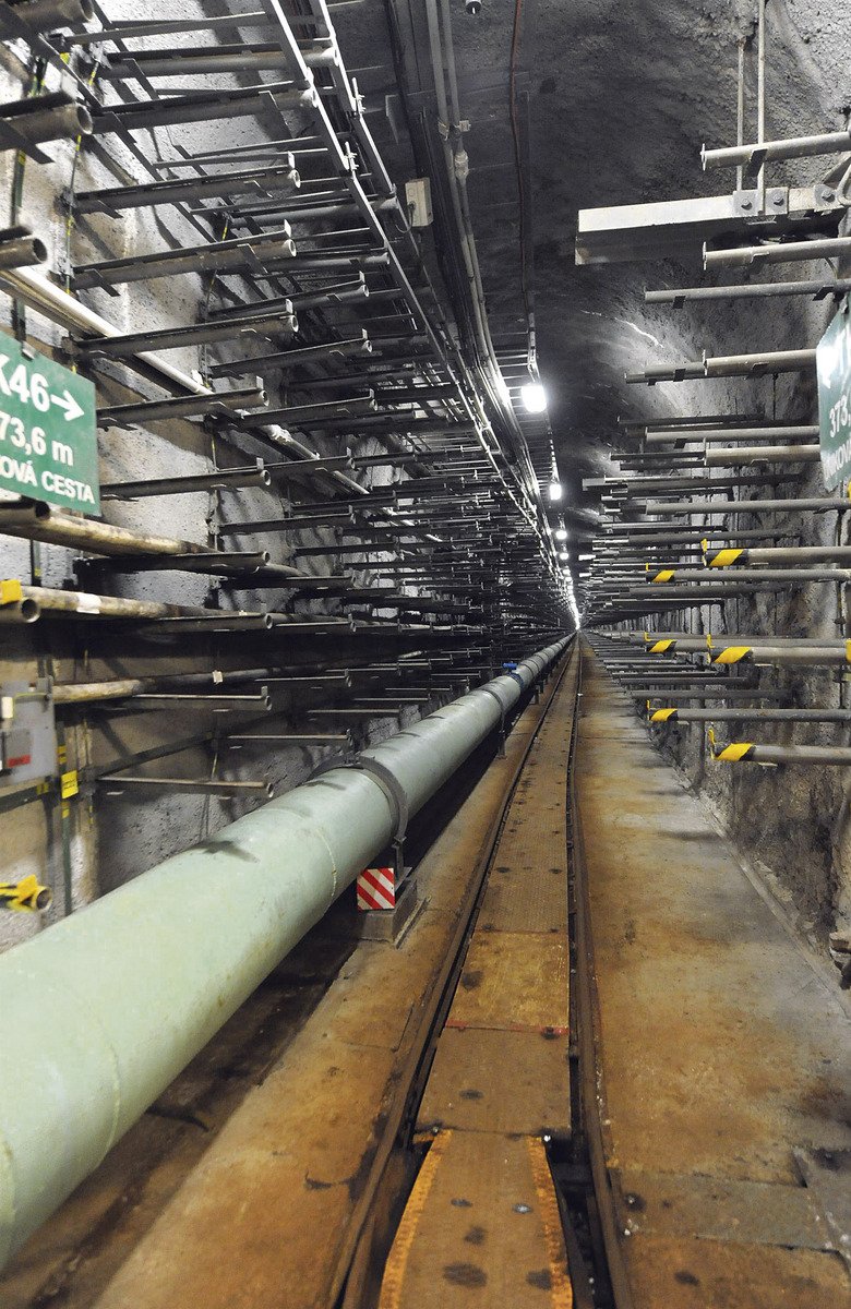 Tunely kolektorů tvoří desítky kilometrů s háky, na kterých leží nekonečné metry kabelů a potrubí