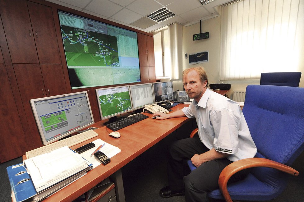 Dispečer Tomáš Jakl sleduje na monitoru dění v kolektorech už přes 20 let.