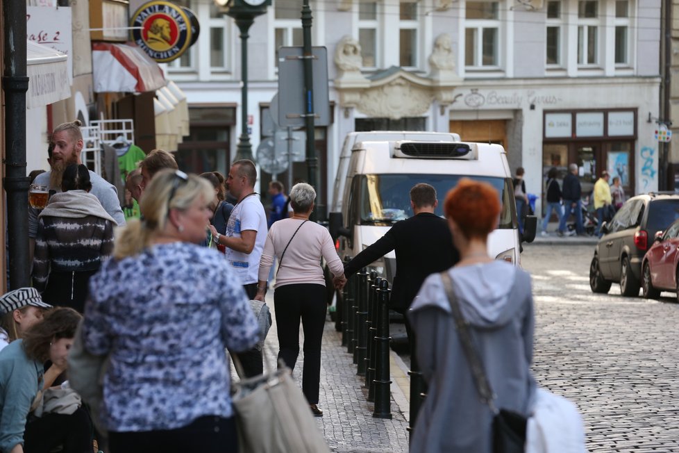 Kolem místa, kde se koná smuteční hostina, se mihla i vdova po Karlu Štědrém Eva Štědrá