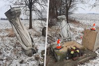 Mohutná socha skončila zapíchnutá v zemi: Řidič od nehody v Količíně ujel