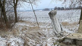 Neznámý řidič zničil mezi obcemi Količín a Rymice památník.