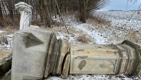 Neznámý řidič zničil mezi obcemi Količín a Rymice památník.