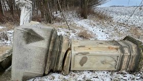 Neznámý řidič zničil mezi obcemi Količín a Rymice památník.