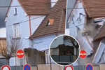 Kamera zachytila pád zdi rodinného domu v Kolíně.