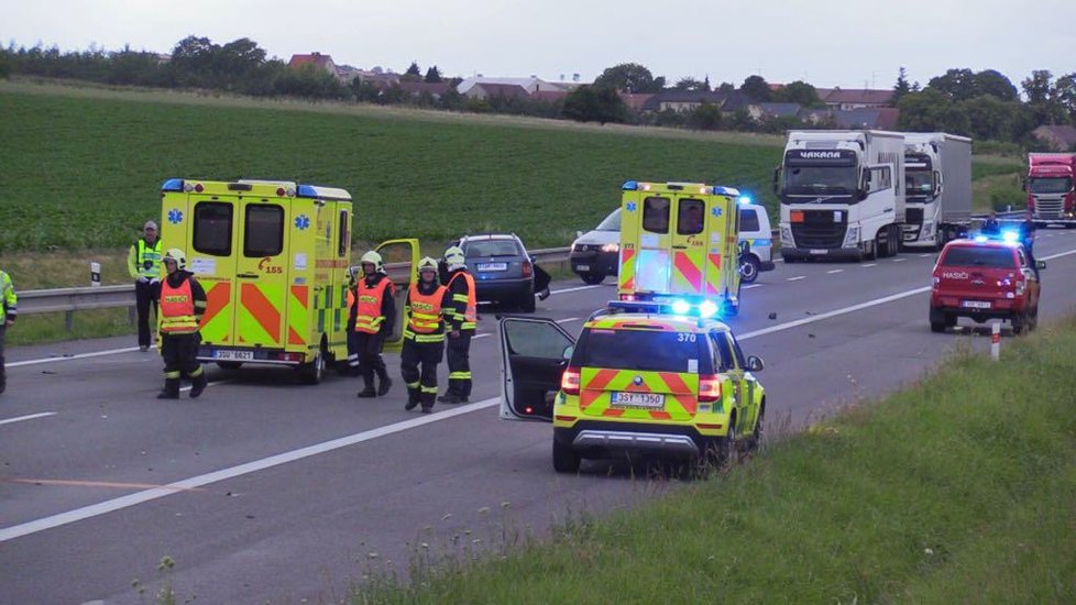 Na obchvatu Kolína se srazila 2 auta, 3 lidé byli zraněni