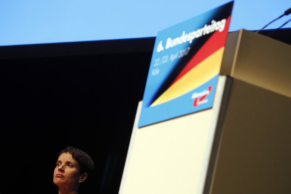 Předsedkyně AfD Frauke Petryová na stranickém sjezdu v Kolíně nad Rýnem