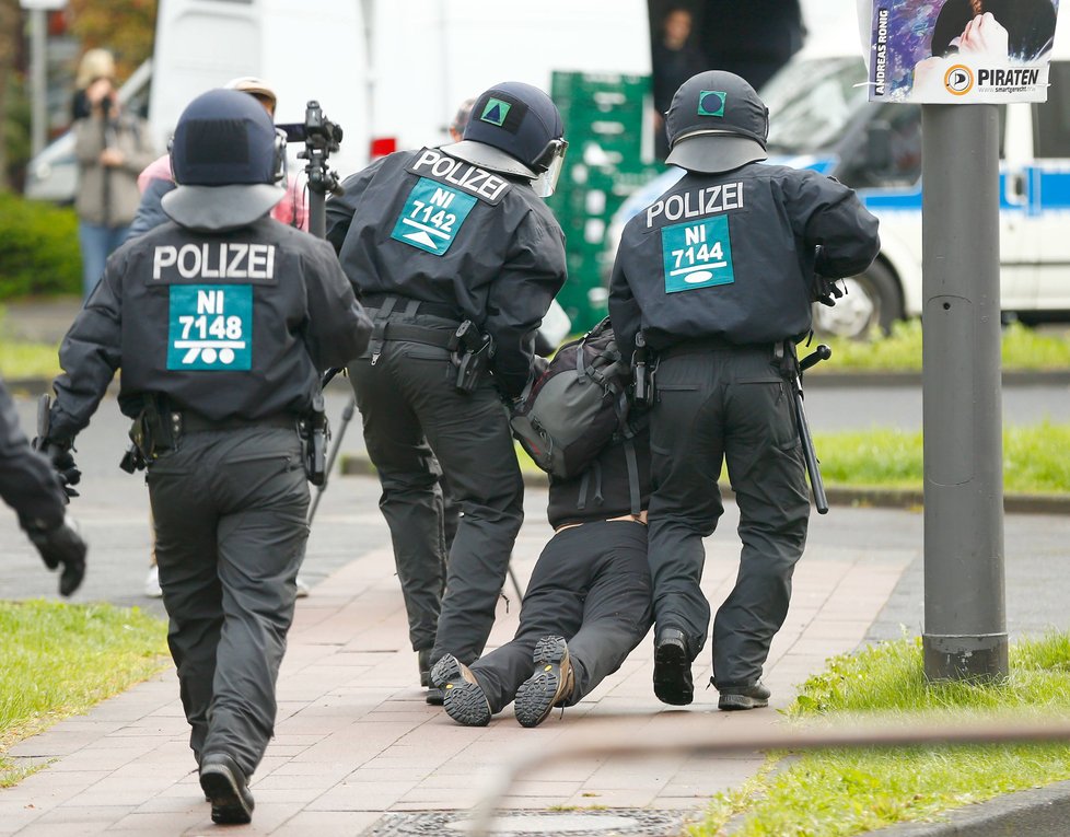 Protesty proti sjezdu pravicové a protiuprchlické strany AfD v Kolíně nad Rýnem