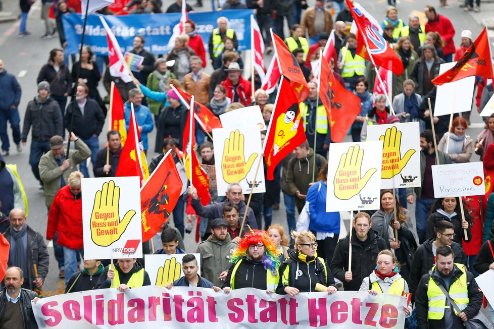 Protesty proti sjezdu pravicové a protiuprchlické strany AfD v Kolíně nad Rýnem