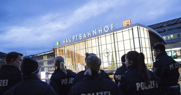 Kvůli sexuálním útokům Němci ukázali na 19 lidí. Jde pouze o azylanty a migranty