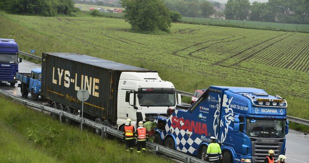 Smrtelná nehoda v Kolíně: Vjel přímo pod kola kamionu