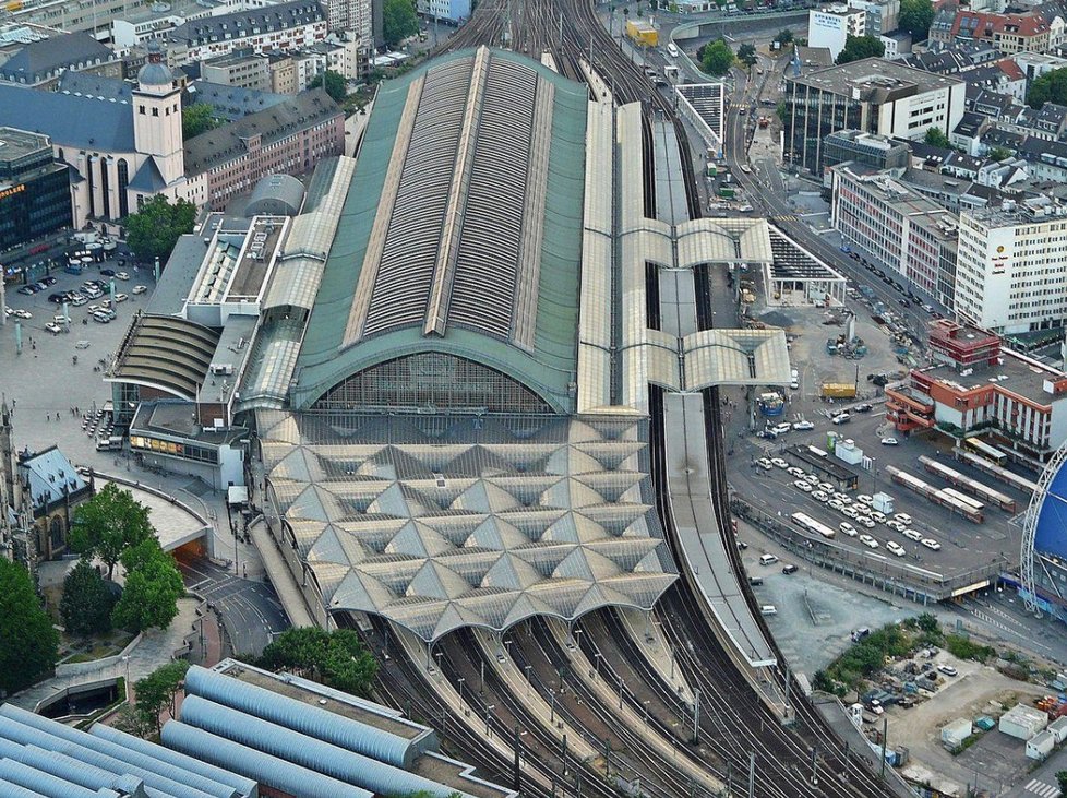 Střelba na vlakovém nádraží v Kolíně.