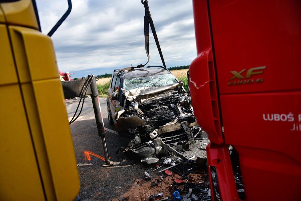 Na Kolínsku se stala smrtelná nehoda, kdy se střetl náklaďák a osobní automobil.