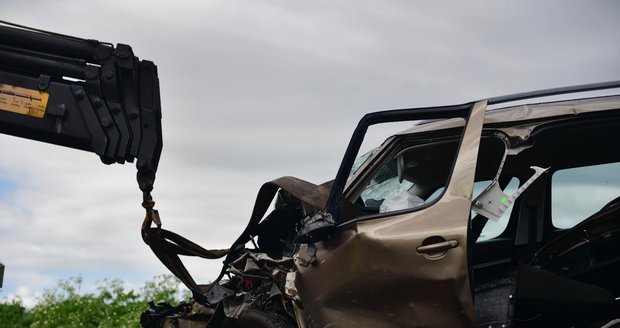Na Kolínsku se stala smrtelná nehoda, kdy se střetl náklaďák a osobní automobil.
