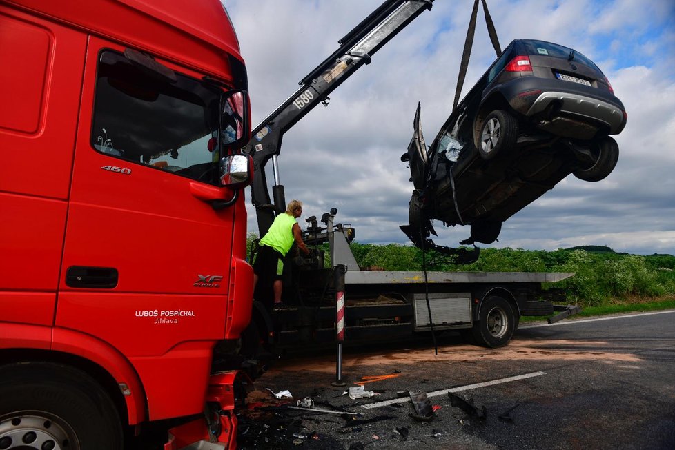 Na Kolínsku se stala smrtelná nehoda, kdy se střetl náklaďák a osobní automobil.