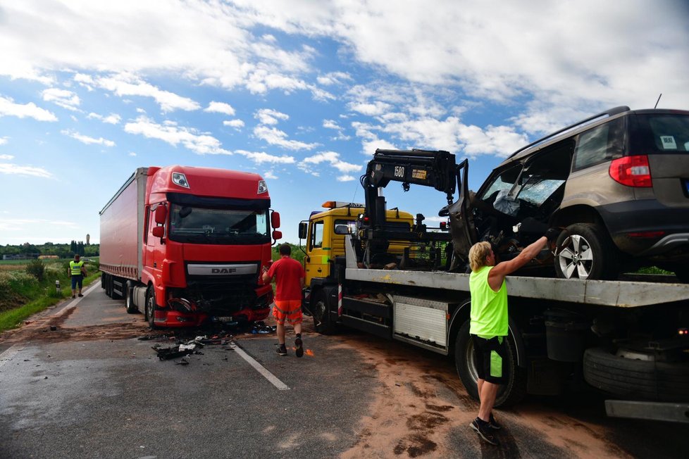 Na Kolínsku se stala smrtelná nehoda, kdy se střetl náklaďák a osobní automobil.