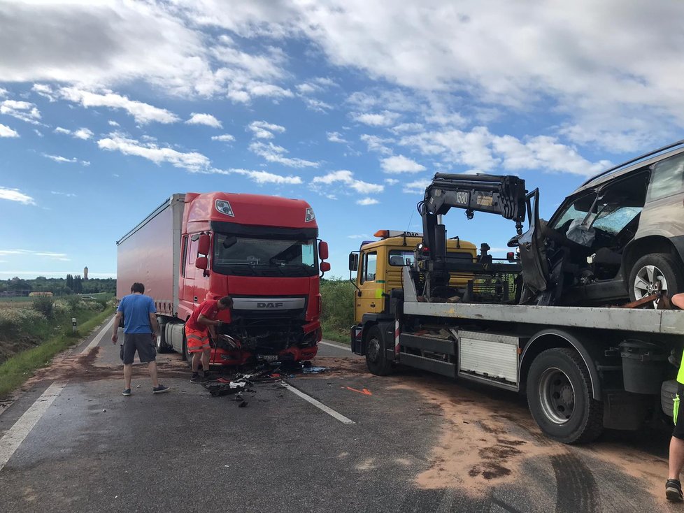 Na Kolínsku se stala smrtelná nehoda, kdy se střetl náklaďák a osobní automobil.