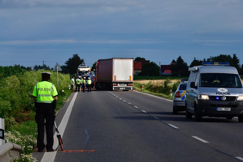 Na Kolínsku se stala smrtelná nehoda, kdy se střetl náklaďák a osobní automobil.