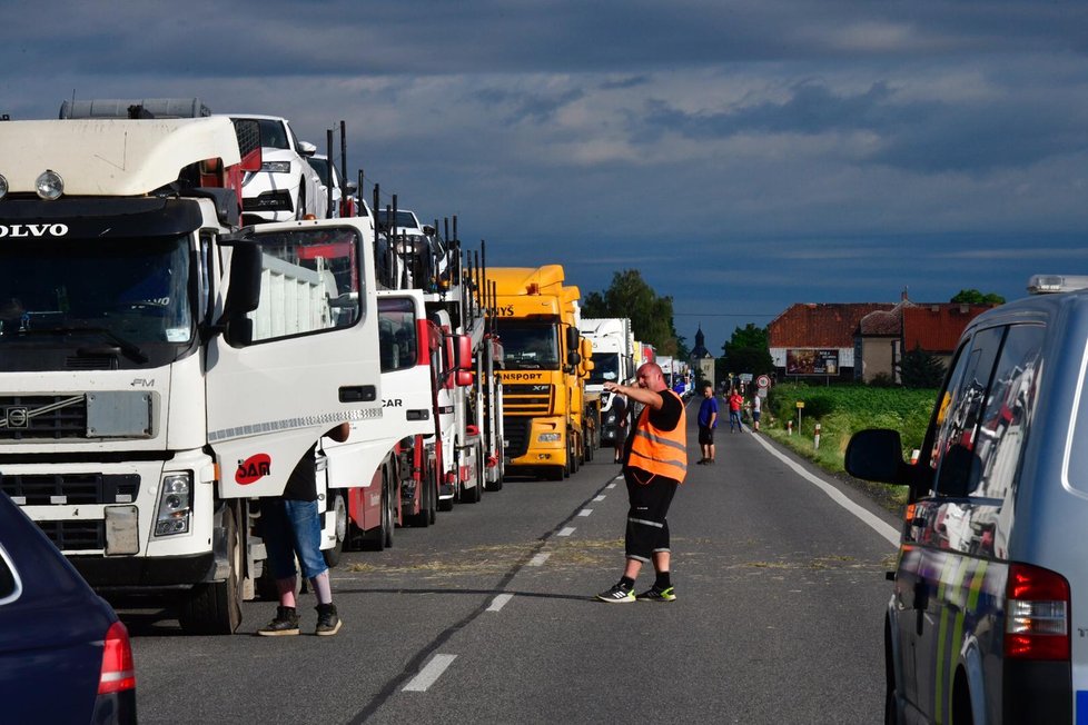 Na Kolínsku se stala smrtelná nehoda, kdy se střetl náklaďák a osobní automobil.