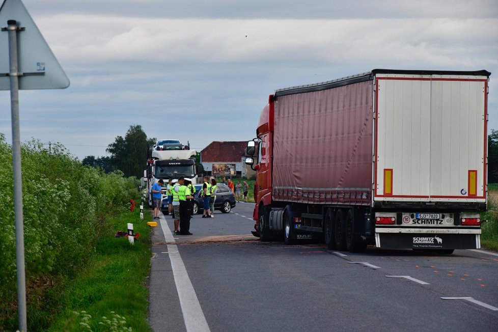 Na Kolínsku se stala smrtelná nehoda, kdy se střetl náklaďák a osobní automobil.