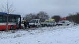 Auto na Kolínsku vjelo do protisměru a narazilo do autobusu: Řidič osobáku je těžce zraněný