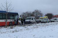 Auto na Kolínsku vjelo do protisměru a narazilo do autobusu: Řidič osobáku je těžce zraněný