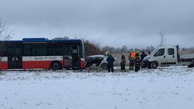 Auto na Kolínsku vjelo do protisměru a narazilo do autobusu: Na místě jsou zranění.