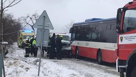 Auto na Kolínsku vjelo do protisměru a narazilo do autobusu: Na místě jsou zranění.